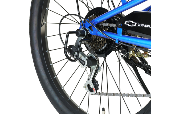 SHIMANO製の6段変速に倒れた時に変速機を守ってくれるガード付き。