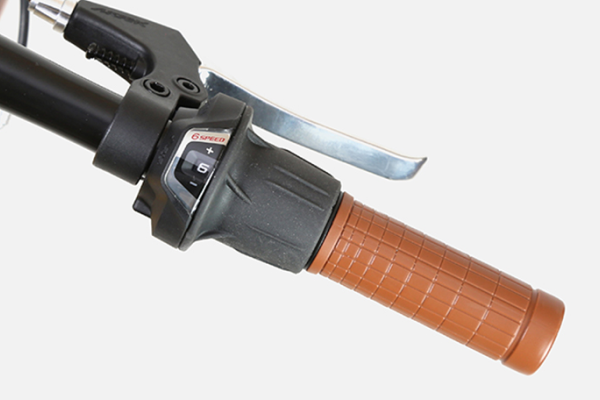 軽い力で簡単に操作が可能なグリップシフト。