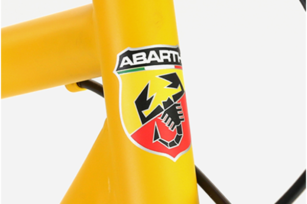 ヘッドチューブには存在感抜群の「ABARTH」ロゴ入りです。