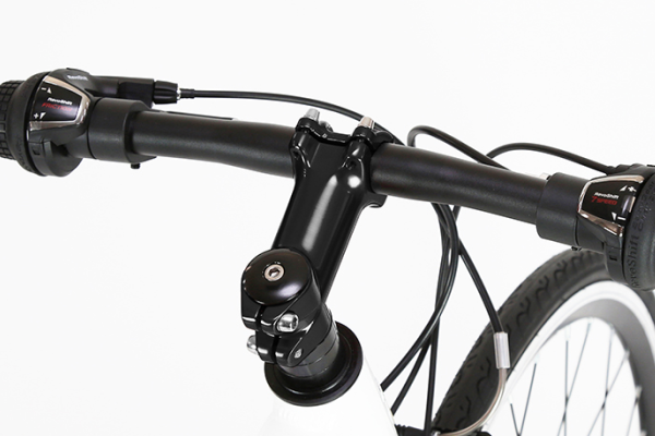 安定感があり操作性の高いフラットハンドル仕様。