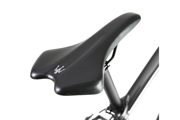 マセラティのロゴが描かれたオリジナルサドル。