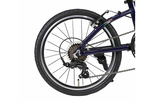 転がり抵抗の少ないセミスリックタイプの20×1.5インチタイヤ。