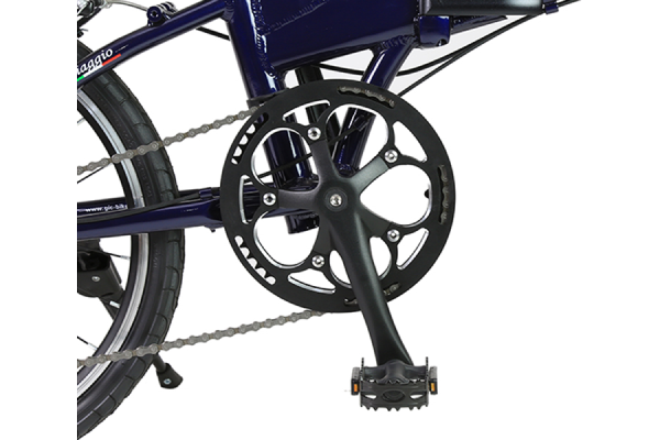 反射板付きのペダルを標準装備。