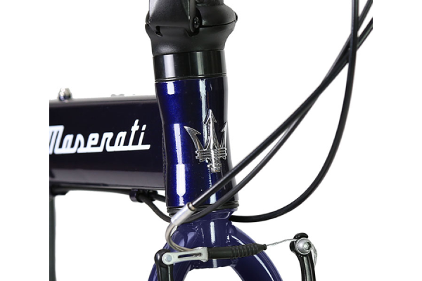 ヘッドチューブとサドルにはMASERATIを象徴するトライデントのエンブレムをデザイン。