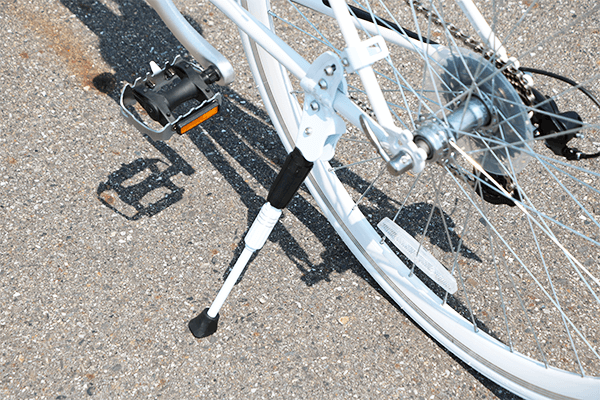 停車時に必須なスタンド。アルミ製スタンドを取り付けた状態でお届けします。