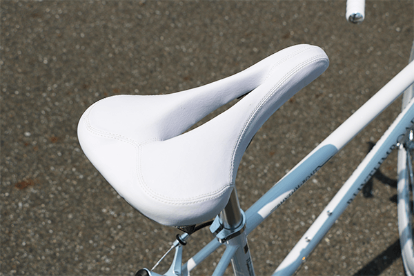 中央があいているので、長時間の走行でもオシリが圧迫されないため痛くなりづらく快適に走行が可能。