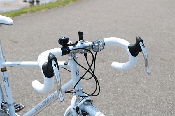 持つポジションを変えることで身体への負荷が分散し長時間乗っていても疲れにくくなります。