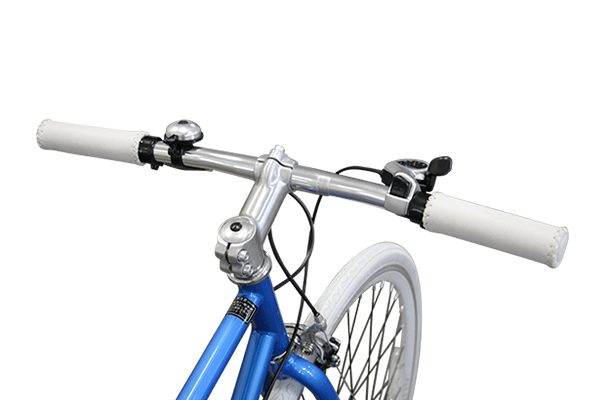 腕に力を入れやすい真っ直ぐなハンドルを採用。安定したライディングポジションでより快適に。