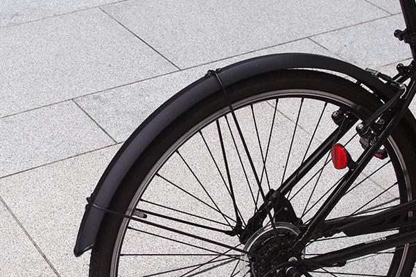 普段使いには必須の泥除け。路面が濡れていても安心して走行可能。