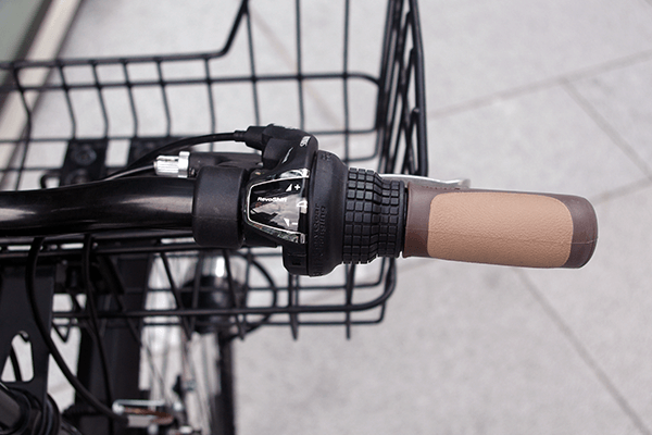 ハンドルを握ったままギアを変更できる、シマノ製のグリップシフトを採用。