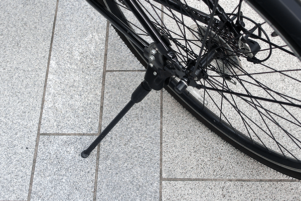 停車時に必須になるスタンドも搭載。