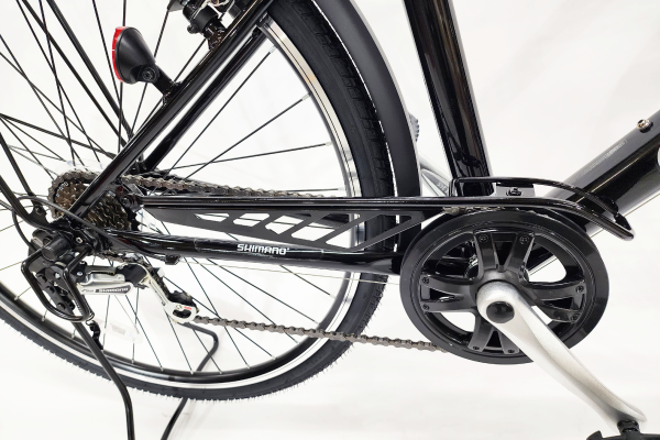 裾の巻き込みや汚れを防いでくれる網目デザインのチェーンカバー。