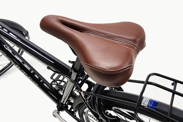 中央があいているので、長時間の走行でもオシリが痛くなりづらく快適に走行が可能。