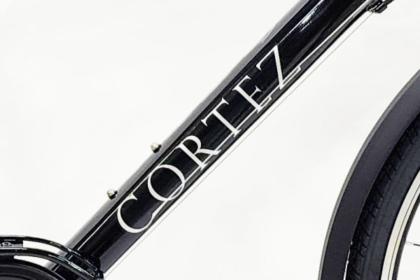 スポーツドリンク用ホルダーまたはペットボトル用ホルダーが設置可能なボトルホルダー台座付き。