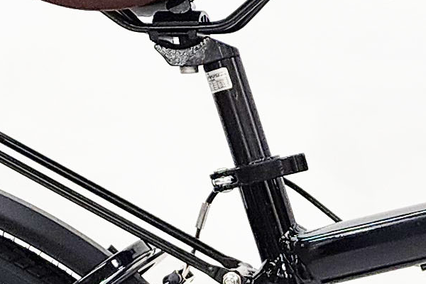 あまり力を入れなくてもサドルの調節が可能なクイックリリースタイプ。