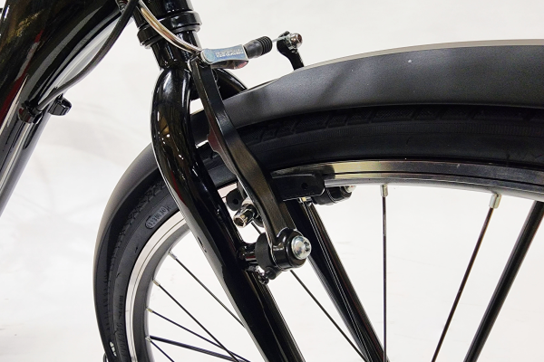 ブレーキの効きが良く、確実な制御を実現するVブレーキをセレクト。（画像は旧モデル）