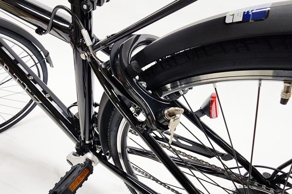 アルミフレームの26インチクロスバイク、7段変速付きでリアキャリアも装備。 Amazon | マウンテンバイク 自転車 超軽量アルミフレーム シマノ