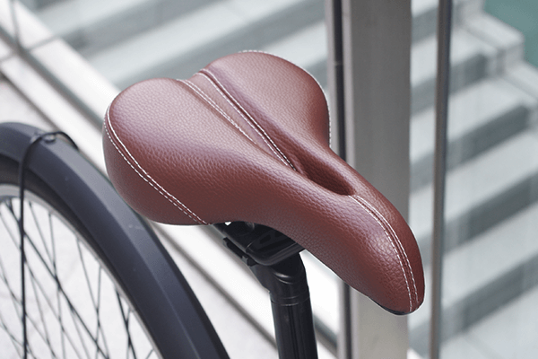 中央があいているので、長時間の走行でもオシリが痛くなりづらく快適に走行が可能。