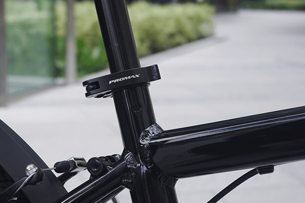 あまり力を入れなくてもサドルの調節が可能なクイックリリースタイプ。