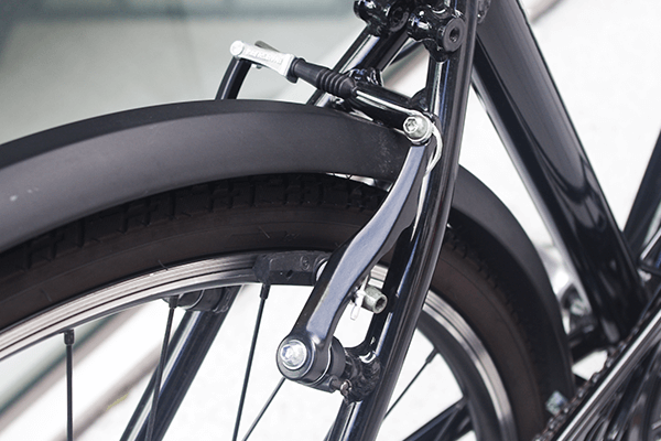 ブレーキの効きが良く、確実な制御を実現するVブレーキをセレクト。（画像は旧モデル）