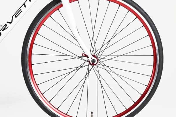 アルマイト加工でインパクトのあるディープリムを採用。