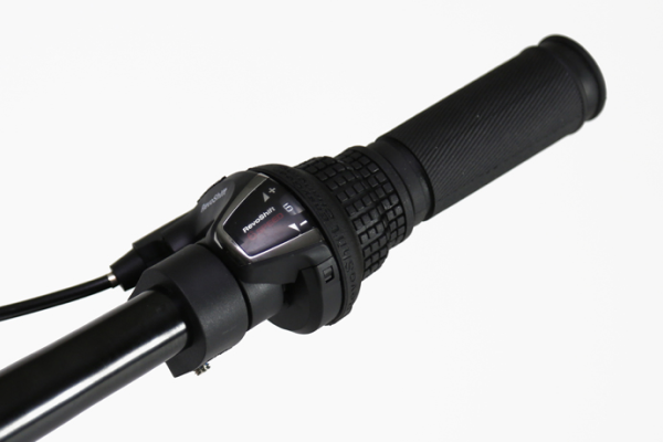 軽い力で簡単に操作が可能なグリップシフト。