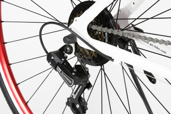 安心・快適に走行可能なSHIMANO製の外装6段変速。