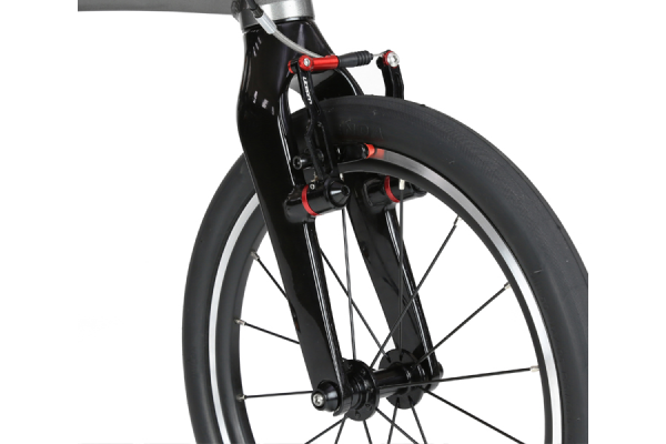 フォークコラムまでカーボン素材を使用したフルカーボンフロントフォーク。ブレーキはＶブレーキなのでしっかり止まれます。