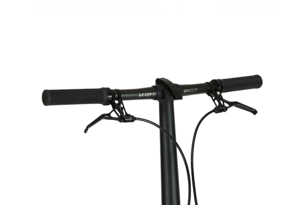 ハンドルバー、ハンドルステムも軽量なアルミ製。