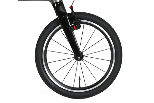 タイヤのケーシング量は60TPIで、軽量でありながら耐久性持ったタイヤを採用。スポークは錆びに強く耐久性も高いステンレス製。チューブはTPUインナーチューブを採用。対パンク性も高く車体の軽量化に大きく貢献しています。