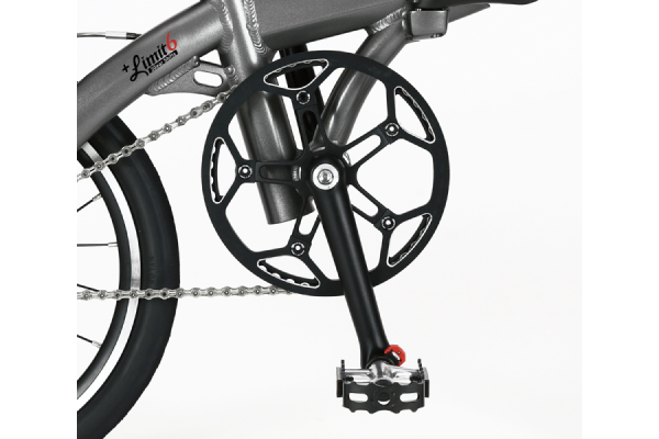 見た目も特徴的で軽量なアルミクランク