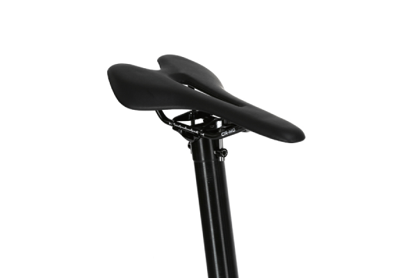 アルミ製のシートクランプとシートポストに、クランプボルトはチタン、サドルレールはクロモリレールを採用。