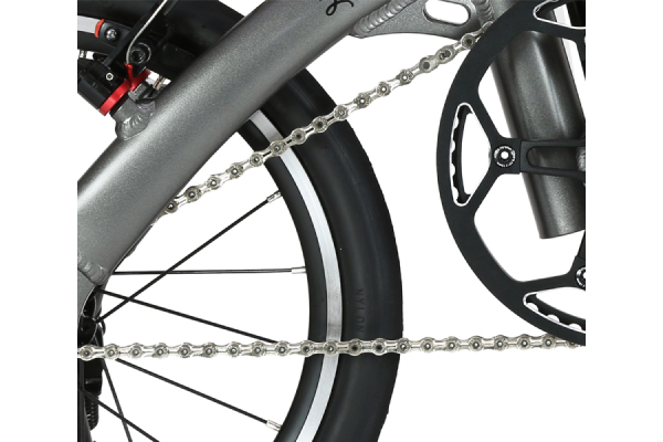 チェーンプレートに肉抜き加工を施し、ジョイントピンには中空ピンを採用した超軽量チェーン。クロム効果技術で耐摩耗性にも優れています。