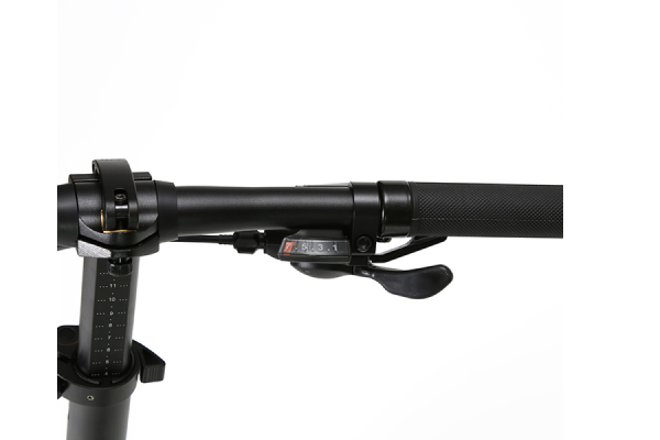 操作がしやすい2レバー式のラピッドファイヤーシフターを採用。