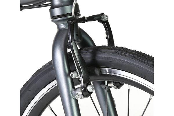 前輪は軽い力でも強力な制動力を得られるVブレーキを採用。