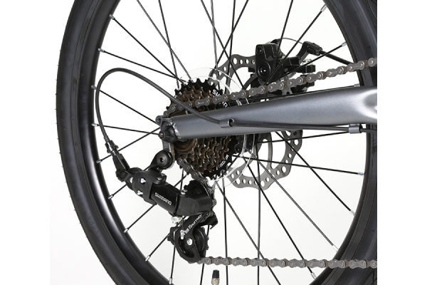 後輪は悪天候時でも性能が落ちにくい機械式ディスクブレーキを採用。