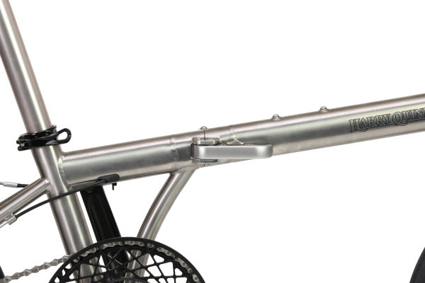 「適度な弾性」が路面からの衝撃を吸収し、疲れにくい快適な乗り心地を実現。