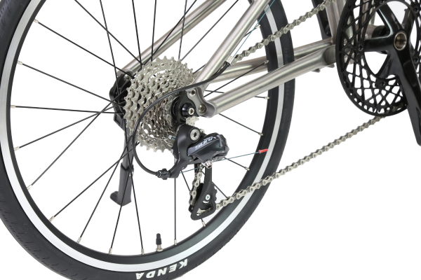 変速には安心のSHIMANO製、SORA 9speedを採用。