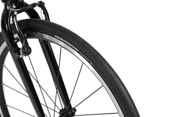 走行性が高く速度維持がしやすい451サイズのタイヤを採用。