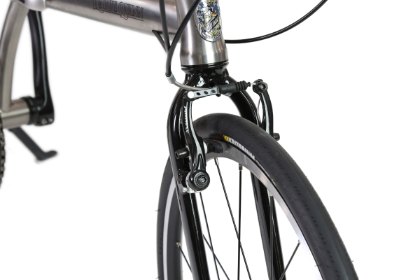 軽い力で高い制動力を得られるVブレーキ。