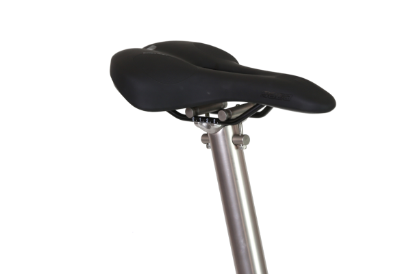 細身でシンプルな軽量サドル。