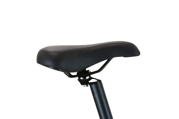 エンボス加工を施した特徴的なサドルを装備。