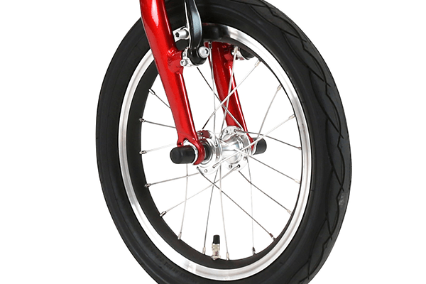 14インチの小径ホイールには1.75インチ幅の安定感のあるタイヤを装備。