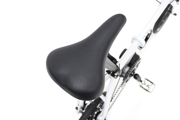 エンボス加工を施した特徴的なサドルを装備。