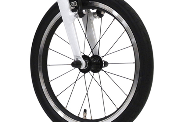 16×1.2インチのスリックタイヤで小径車ならではの軽快な走りを実現。