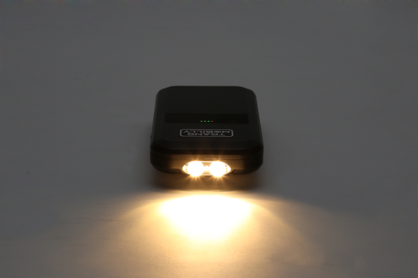 走行時はもちろん、取り外して携帯ライトとしても利用が可能です。