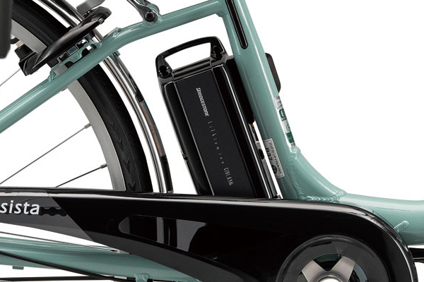 バッテリー容量8.9Ah。充電時間約2時間30分で最大約52km走行可能。