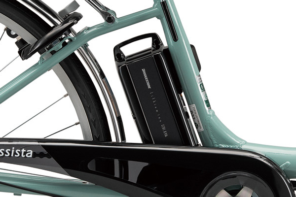 バッテリー容量8.9Ah。充電時間約2時間30分で最大約52km走行可能。