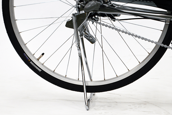 不安定な場所でも車体を安定させられる両足スタンドを搭載。