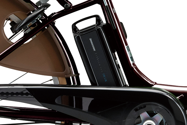 バッテリー容量6.2Ah。充電時間約2時間で最大約36km走行可能。